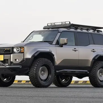 ランドクルーザー250のリフトアップカスタム「アイアンビルド」登場。オートサロンにて実車を発表、679万円よりコンプリートカーが販売開始