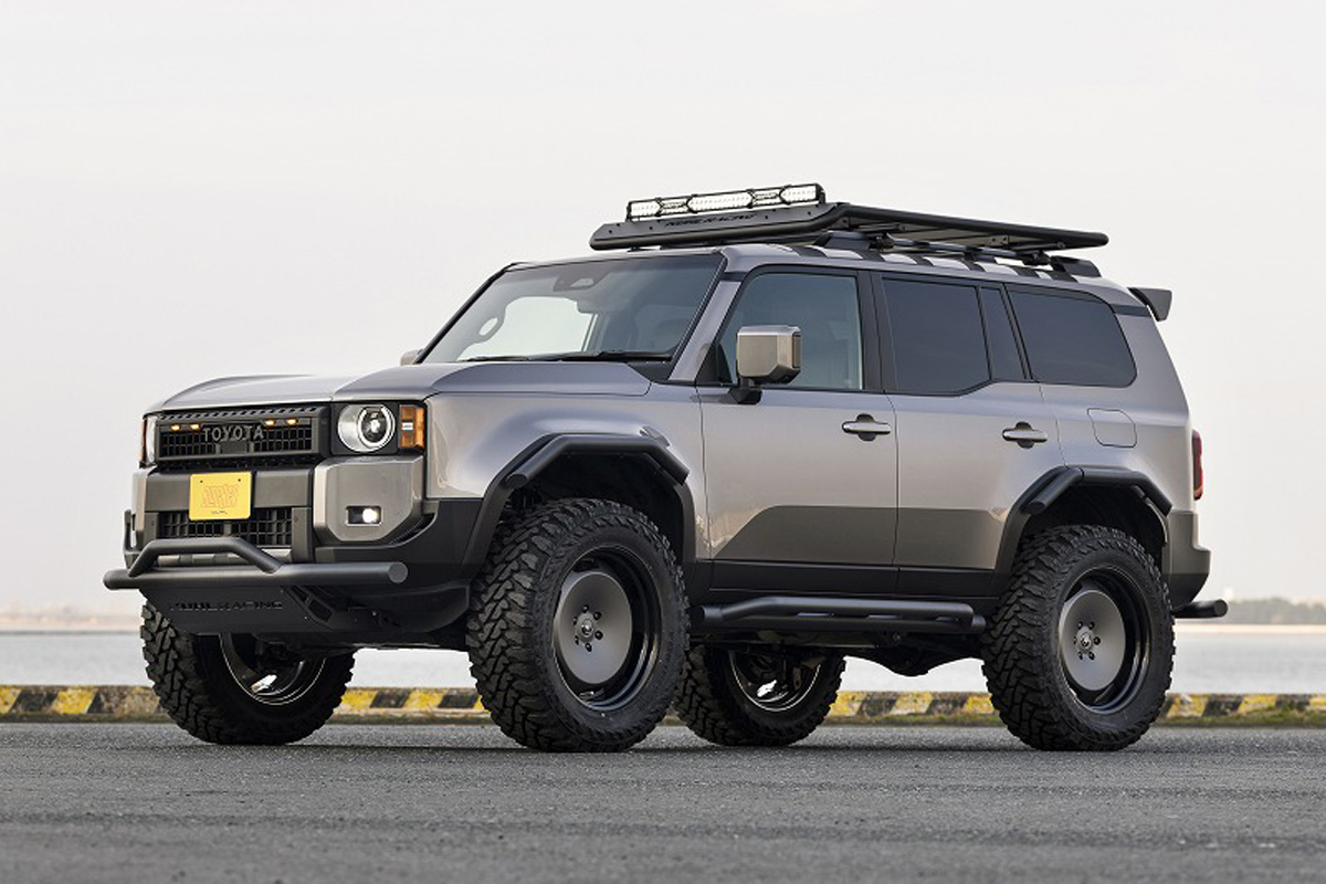 ランドクルーザー250のリフトアップカスタム「アイアンビルド」登場。オートサロンにて実車を発表、679万円よりコンプリートカーが販売開始