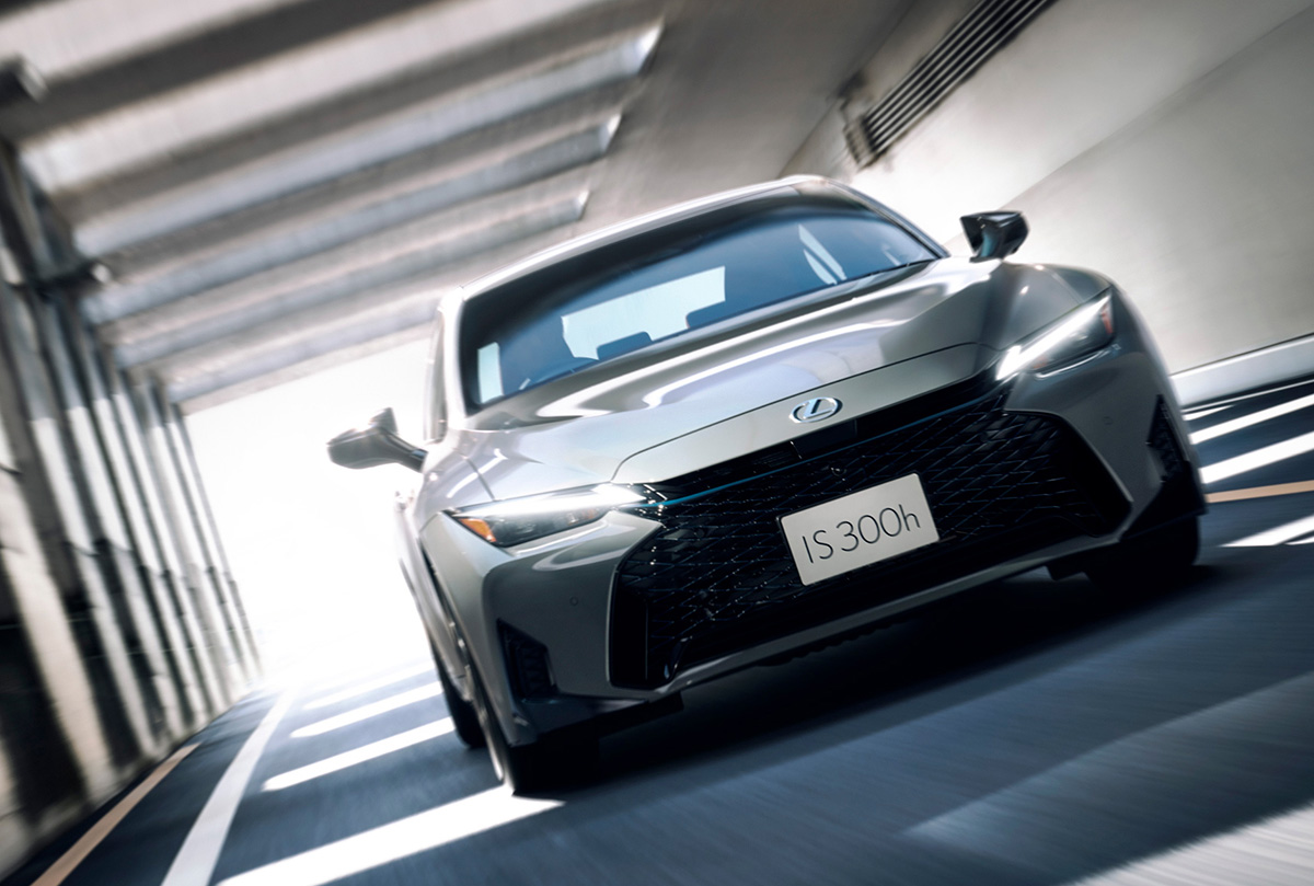 【新型レクサスIS発売】熟成を超えた大幅刷新、新デザインで“超進化”を遂げたスポーツセダン。おそらくはレクサス最後の「純ガソリンFR」か