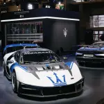 アルファロメオとマセラティがパリにて「究極のスーパーカーガレージ」を公開。新ブランド「ボッテガ フオーリセリエ」が放つ究極の4台が一同に介する