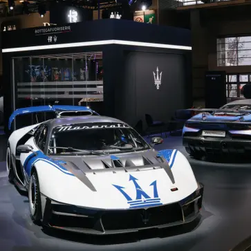 アルファロメオとマセラティがパリにて「究極のスーパーカーガレージ」を公開。新ブランド「ボッテガ フオーリセリエ」が放つ究極の4台が一同に介する