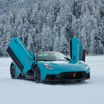 マセラティ「MCプーラ チェロ フローズンマグマ」がサンモリッツの氷上にて発表。氷と炎が共存する究極のワンオフモデル