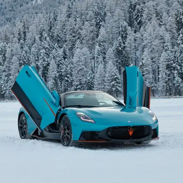 マセラティ「MCプーラ チェロ フローズンマグマ」がサンモリッツの氷上にて発表。氷と炎が共存する究極のワンオフモデル