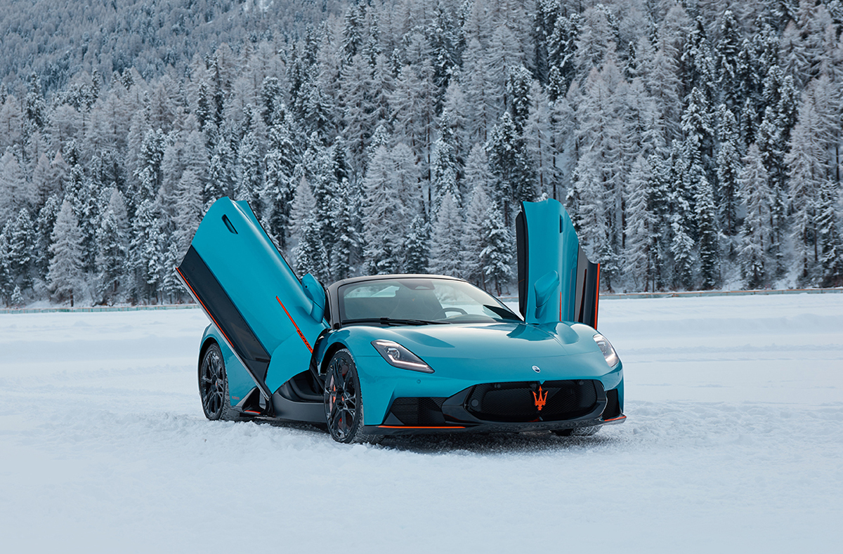 マセラティ「MCプーラ チェロ フローズンマグマ」がサンモリッツの氷上にて発表。氷と炎が共存する究極のワンオフモデル