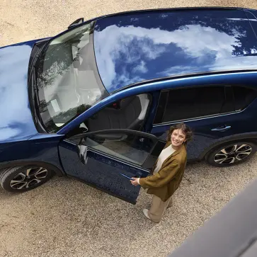 あれ、ちょっと寂しいな・・・。各社がオートサロンで盛り上がる中、マツダはひっそりと新色「ネイビーブルーマイカ」を発表するにとどまる