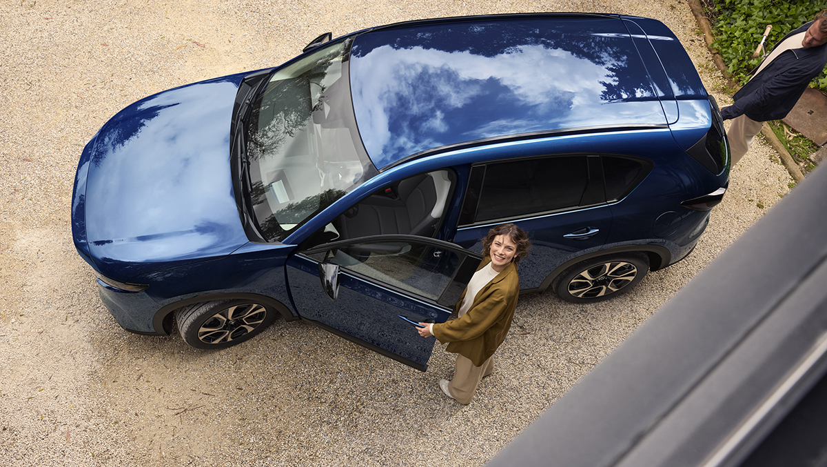 あれ、ちょっと寂しいな・・・。各社がオートサロンで盛り上がる中、マツダはひっそりと新色「ネイビーブルーマイカ」を発表するにとどまる