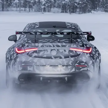 【究極の怪物】メルセデスAMG「ミトス」第2弾が氷上で覚醒。CLEベースにてV8復活、ノンハイブリッドの可能性も