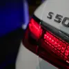 【本気なのか？】メルセデス・ベンツ新型Sクラスには「フラットプレーンV8」搭載、フェラーリ級のエンジンレスポンスへ