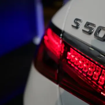 【本気なのか？】メルセデス・ベンツ新型Sクラスには「フラットプレーンV8」搭載、フェラーリ級のエンジンレスポンスへ