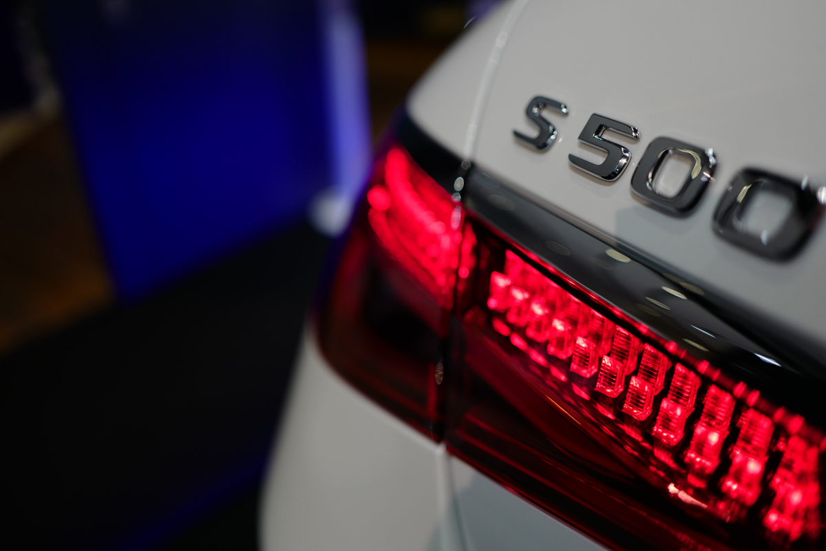 【本気なのか？】メルセデス・ベンツ新型Sクラスには「フラットプレーンV8」搭載、フェラーリ級のエンジンレスポンスへ