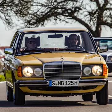 【祝50周年】メルセデス・ベンツW123はなぜ「不滅」なのか？伝説の「日常車」が今、世界中で再評価される理由