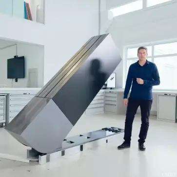 一瞬「TARS」かと思ったワ・・・。ポルシェが設計した「（911を3台買える）6,300万円の折りたたみTV」が異次元すぎた【動画】