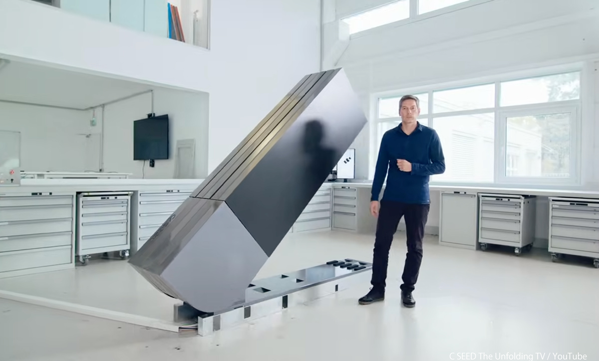 一瞬「TARS」かと思ったワ・・・。ポルシェが設計した「（911を3台買える）6,300万円の折りたたみTV」が異次元すぎた【動画】