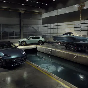 【究極の融合】ポルシェが海を駆ける。新型「ポルシェ仕様」電動ボートと「ヨット仕様」のマカンEVが衝撃デビュー