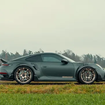 テックアートがポルシェ911ターボSベース「GT ストリートR」限定87台のうちの1台、「モノクローム」を発表。800馬力を発生するハードコアモデル