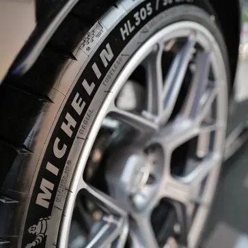 【謎】パンクなしで空気が抜ける？タイヤの「サイレント・リーク」4つの原因と対策とは