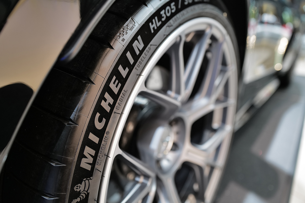 【謎】パンクなしで空気が抜ける？タイヤの「サイレント・リーク」4つの原因と対策とは