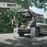 【2025年12月】自動車販売ランキング激震。トヨタ1〜5位独占の裏で「ルーミー」が3倍超の異常事態、bZ4Xは驚愕の4200%増