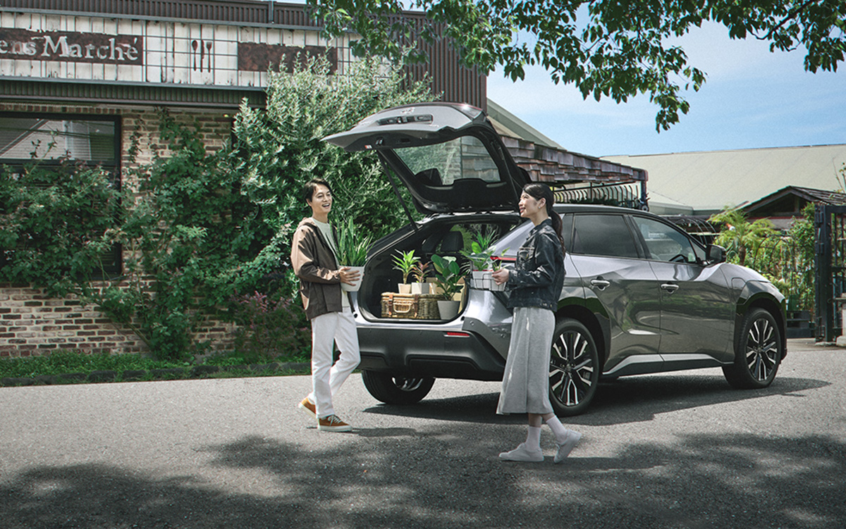 【2025年12月】自動車販売ランキング激震。トヨタ1〜5位独占の裏で「ルーミー」が3倍超の異常事態、bZ4Xは驚愕の4200%増