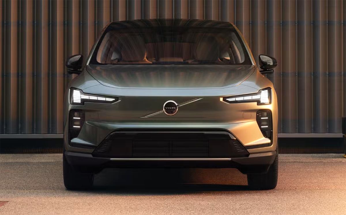 新時代のボルボを象徴する「新型EX60」登場。航続距離810km / 670馬力、テスラ超えなるも「ちょっと普通」の外観に