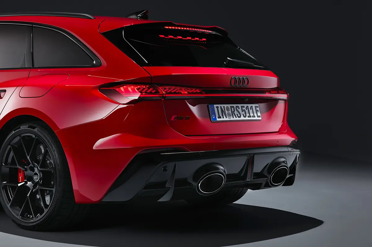 こんなぶっといテールパイプ見たことないな。アウディが新型RS5発表、639馬力の怪物PHEV、V6維持も「車重2.3トン超」ヘ