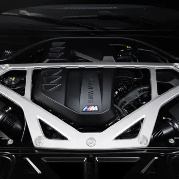 なぜ今、世界中のメーカーが「直列6気筒エンジン」をこぞって復活させているのか？現代ならではの合理的な理由とは