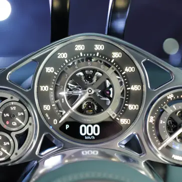 【デジタルへの反逆】ブガッティ「トゥールビヨン」のアナログメーターはこうやって作られる。スイス製高級時計の技を注いだ「走る工芸品」の全貌【動画】