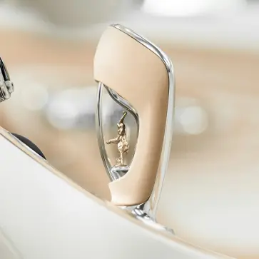 世界に1台の芸術品。ブガッティ W16 ミストラル「ラ・ペルル・レール（希代の真珠）」が公開、ブガッティが示す究極の贅沢とは