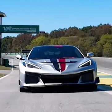 やっぱりコルベット凄いな・・・。新型ZR1がマクラーレン・セナを破り「最速記録」を塗り替える。「軽さ=速さ」の時代はもう終わり?【動画】