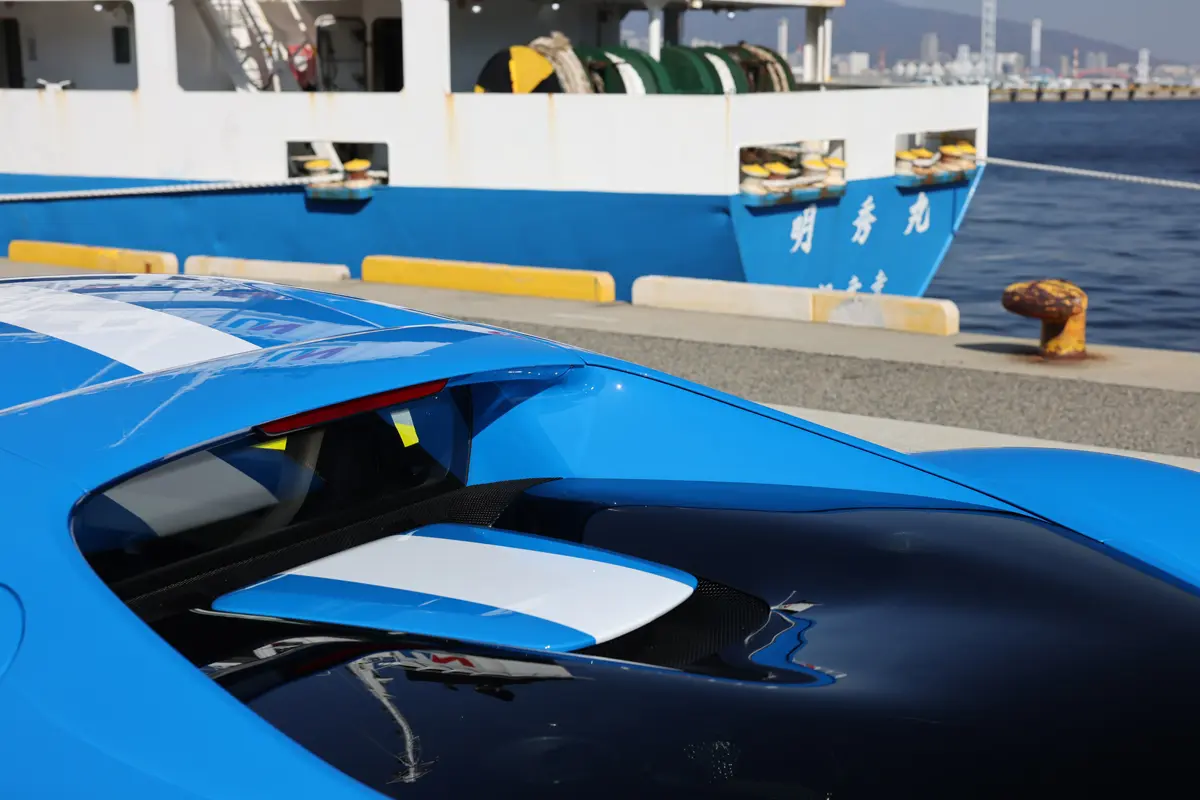 今日のフェラーリ296GTB。洗車の際にグリル上に色ハゲを発見、タッチペンにて補修する。そしてフロントワイパー周辺は「洗いにくく」効率的な方法を模索中