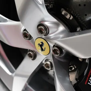 【ホイールの謎】ナット（ボルト）の数が4個・5個・8個とバラバラなのはなぜ？センターロック、PCDとは？