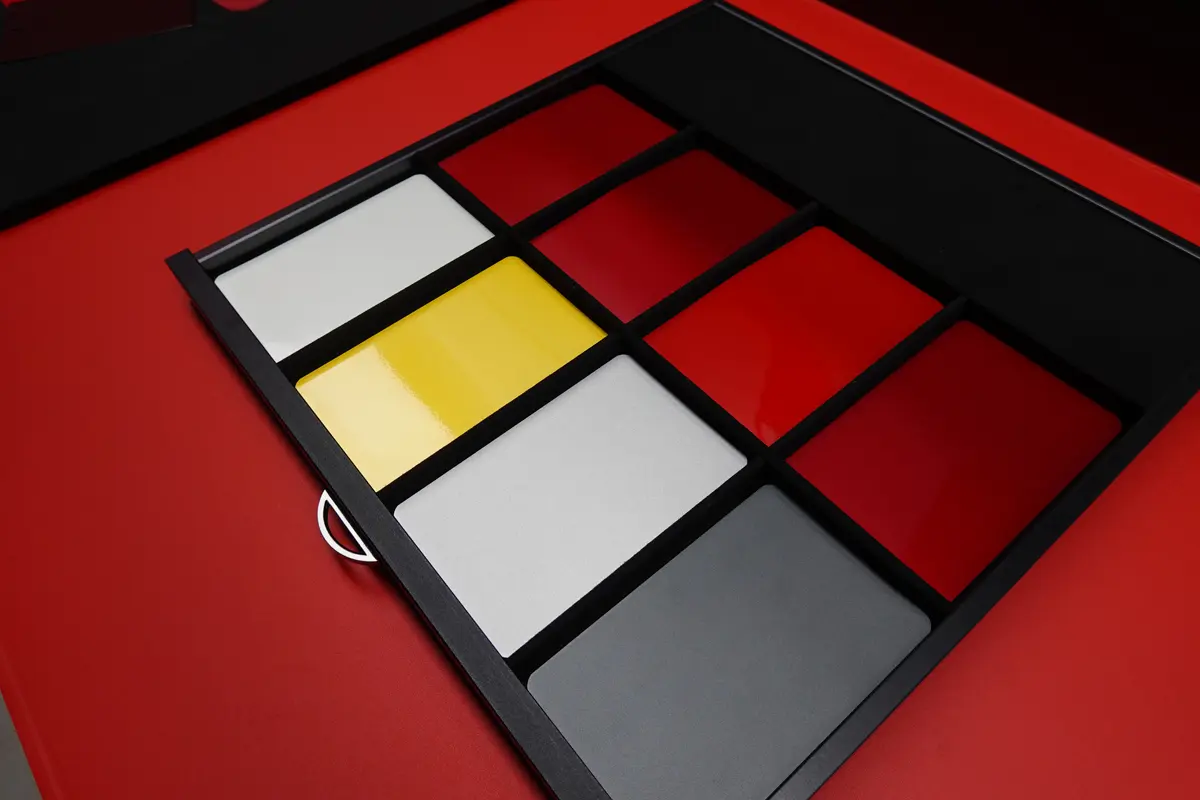 ボクはなぜフェラーリに「ロッソ（レッド）」を選ばないのか？そして今回選んだ「パープル（紫）」の意味、それが象徴することろとは