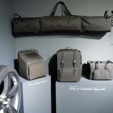 「ルーチェ」用?フェラーリが「電動ラゲッジ固定システム」を特許出願、バッグも「クルマの一部」となって積み込みの容易さと重心の固定を実現