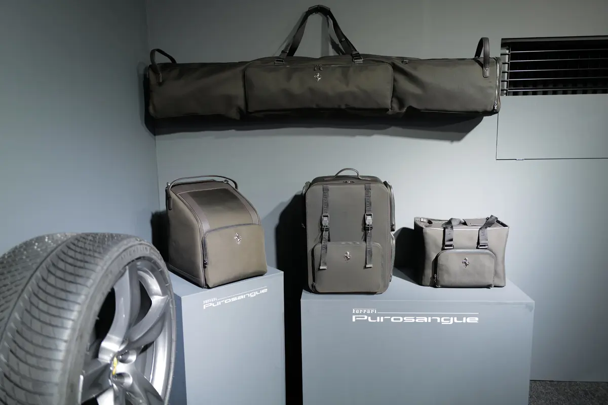 「ルーチェ」用?フェラーリが「電動ラゲッジ固定システム」を特許出願、バッグも「クルマの一部」となって積み込みの容易さと重心の固定を実現
