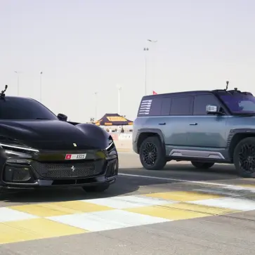 1200馬力の超高級中華SUV「ヤンワンU8」がフェラーリ プロサングエに挑む。砂漠のドラッグレースで暴かれた「スペックの罠」とは？【動画】