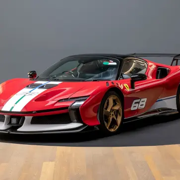 あまりにも「特別な」リバリーを持つカスタム仕様のフェラーリSF90 XXスパイダー登場。センターのラインはなんと「グリーンからブルーへのグラデーション