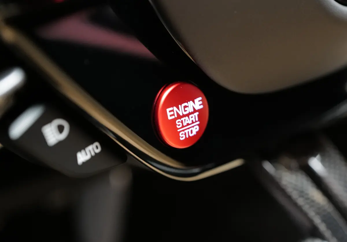 【逆襲の物理ボタン】中国が液晶画面を「規制」へ。安全のため主要部位の制御には物理スイッチが義務化されることに