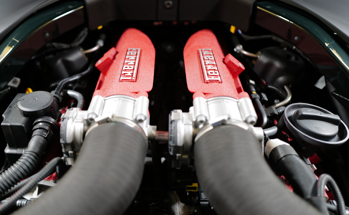 【エンジンの謎】なぜV型エンジンはシリンダー数によって「角度」が決まっているのか？理想のVバンクが走りの質を変える理由とは