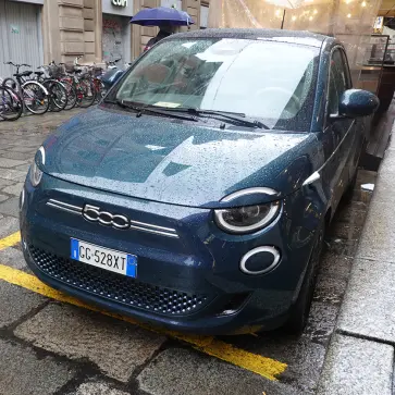 なぜ欧州のナンバープレートは「細長く」、日本・アメリカは「四角」なのか?それぞれどのようにして決められたのか歴史的背景を考察する