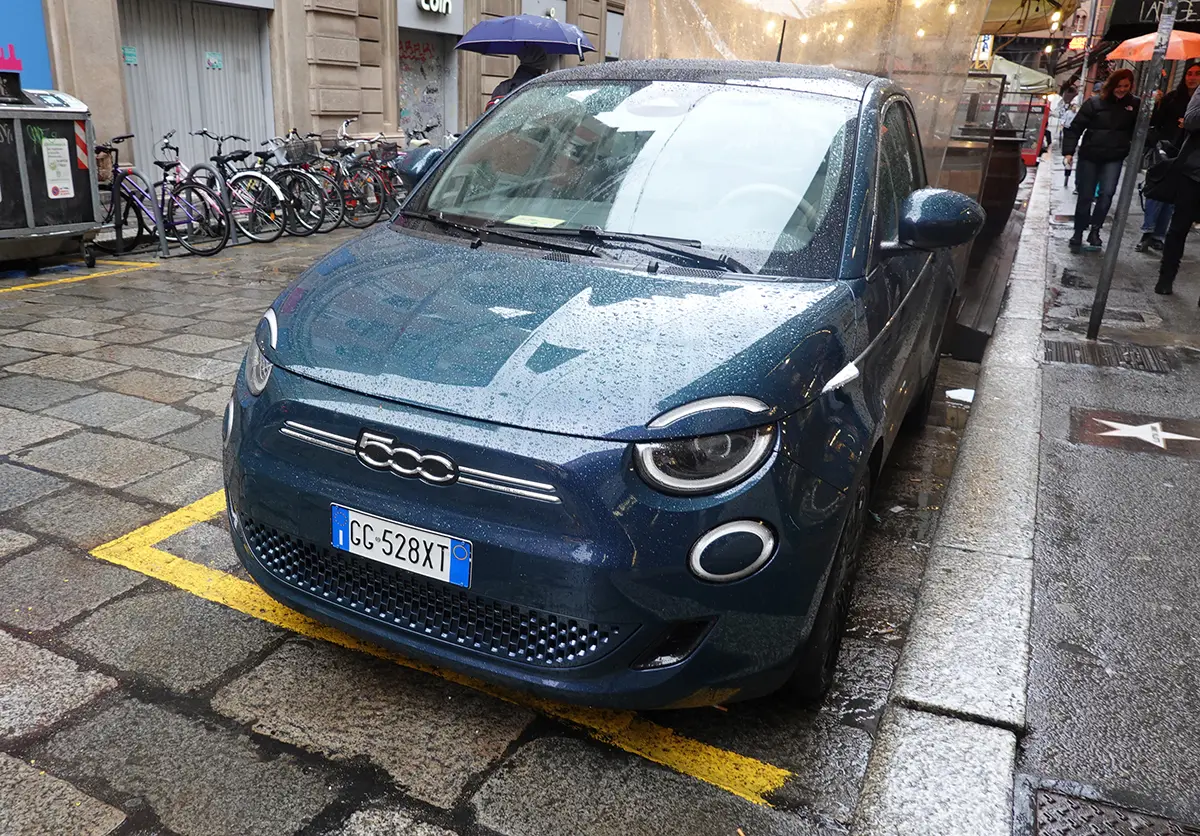 なぜ欧州のナンバープレートは「細長く」、日本・アメリカは「四角」なのか?それぞれどのようにして決められたのか歴史的背景を考察する