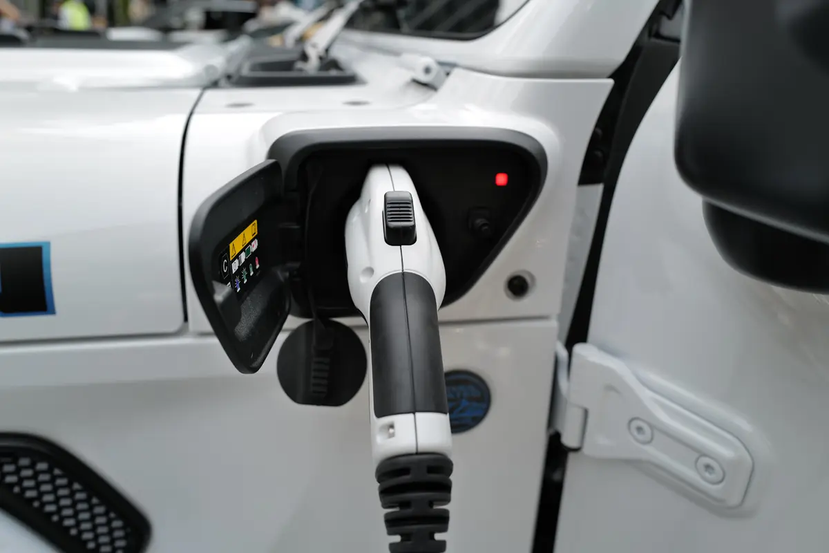 ステランティス、EV戦略を「敗北」と認めて「無かったこと」にすると公表。４兆円近い損失を計上し「内燃機関重視」へと転換、V8エンジンの咆哮が蘇る