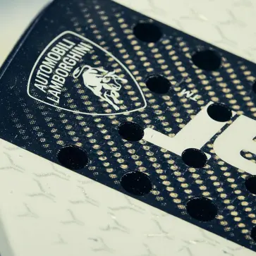 【コート上のランボルギーニ】バボラとの共作第3弾「BL003」降臨。最先端カーボンが変えるパデルの常識