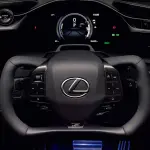 【衝撃】テスラ・レクサス風ステアリングホイールが消える？中国が「ハーフ（ヨーク型）ステアリング」を2027年から実質禁止へ