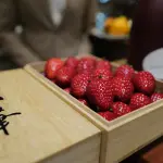 ルイ・ヴィトンのレストラン「スガラボV」へ。この季節ならではの「いちご食べ放題」サプライズ登場、なんとか1箱を完食する