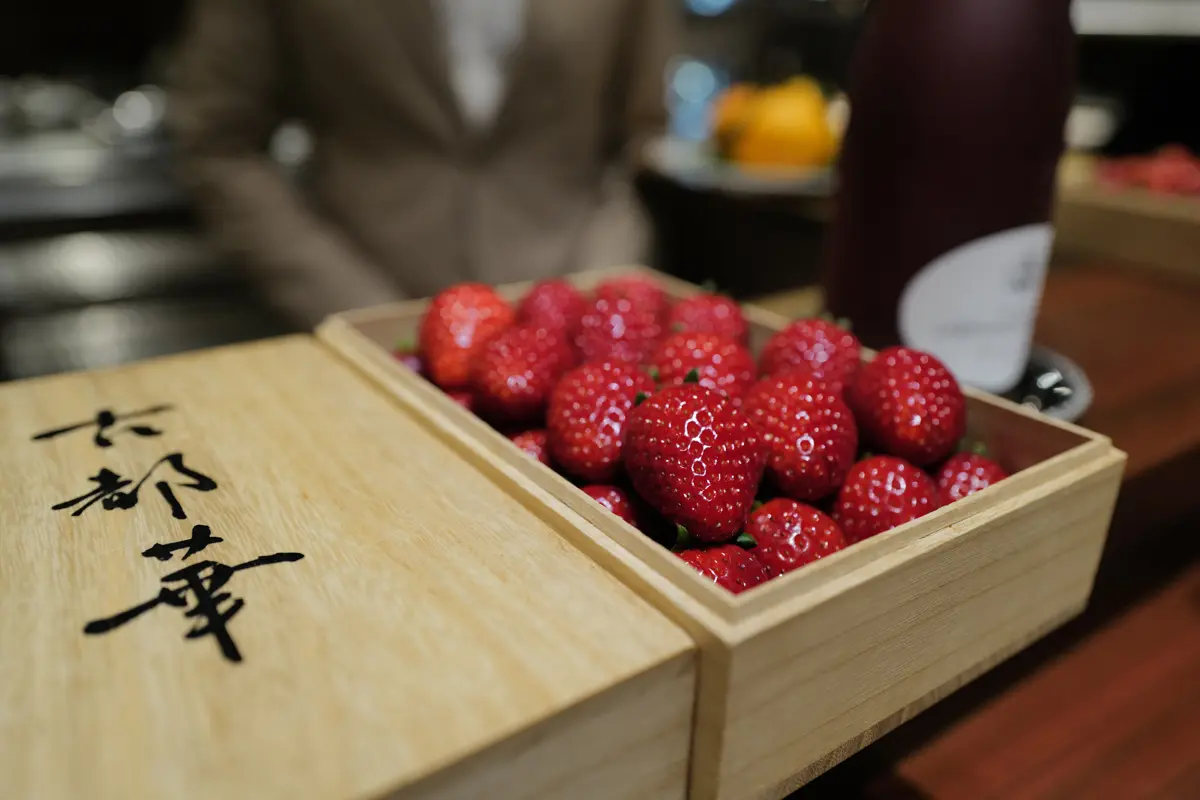 ルイ・ヴィトンのレストラン「スガラボV」へ。この季節ならではの「いちご食べ放題」サプライズ登場、なんとか1箱を完食する