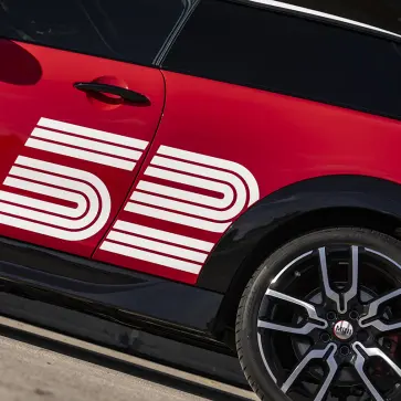 【伝説再臨】MINI「1965ビクトリー・エディション」登場。モンテカルロ制覇の熱狂を現代に呼び覚ます特別仕上げ