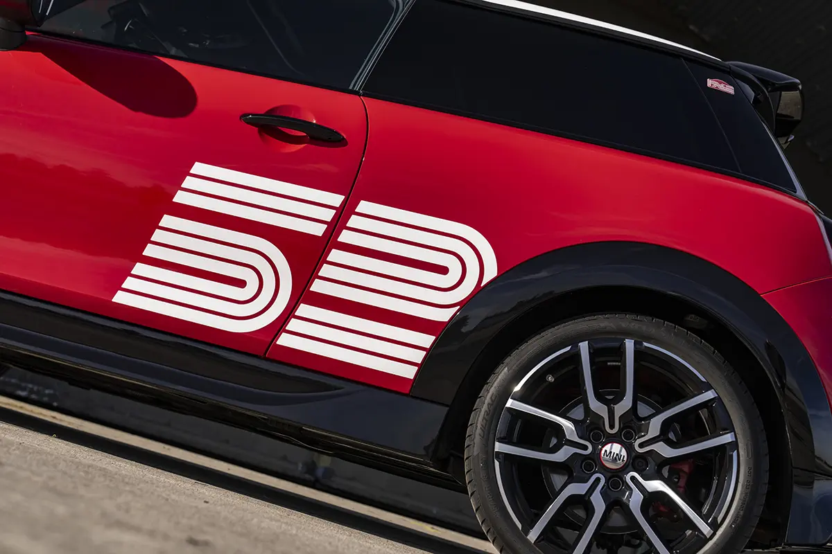 【伝説再臨】MINI「1965ビクトリー・エディション」登場。モンテカルロ制覇の熱狂を現代に呼び覚ます特別仕上げ