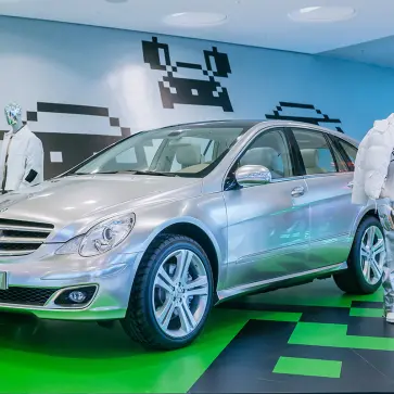 【21年前の最先端】「地上を走るファーストクラス」。メルセデス・ベンツ VISION R 320 CDIが示した「究極の移動空間」とは？