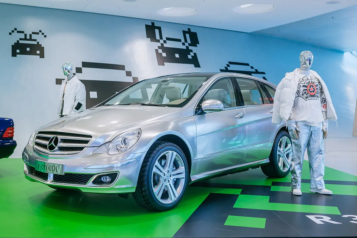 【21年前の最先端】「地上を走るファーストクラス」。メルセデス・ベンツ VISION R 320 CDIが示した「究極の移動空間」とは？