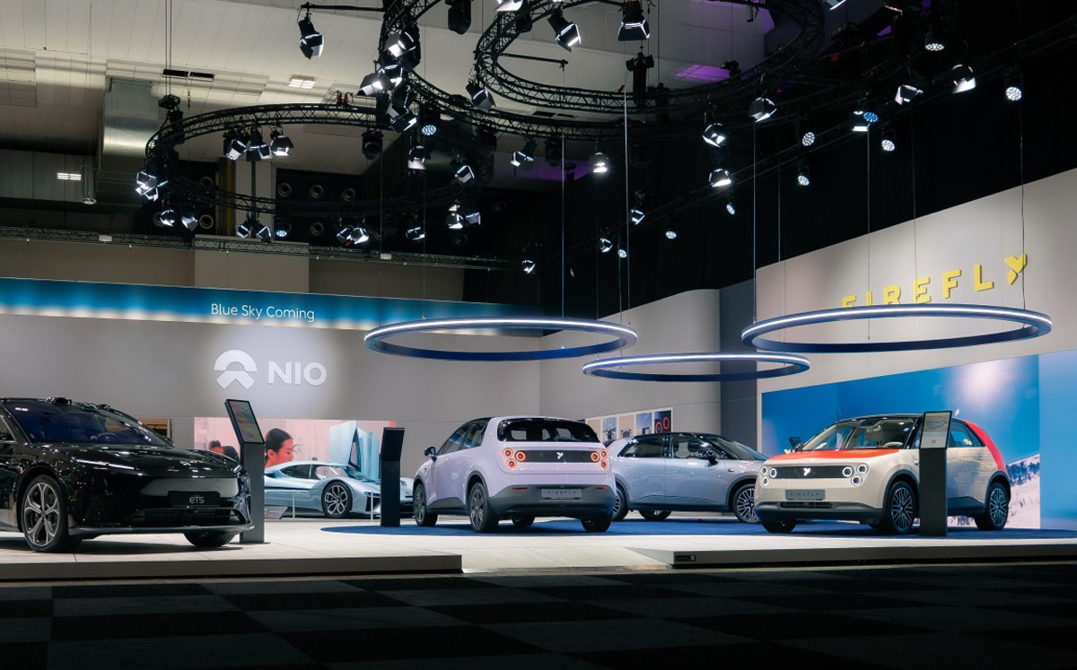 「充電」ではなく「バッテリー交換式」を自社のEVに選んだ中国NIO。電池交換速度で世界記録を更新、「0.5秒に1台」の交換が完了する驚異のスピードを実現